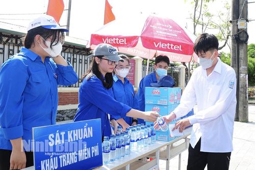 Áo xanh tình nguyện tiếp sức sĩ tử 'vượt vũ môn'