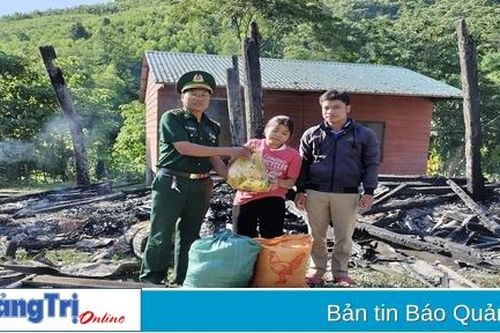 Đồn Biên phòng Ba Nang: Kịp thời hỗ trợ gia đình bị hỏa hoạn