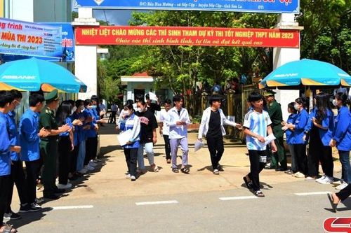Các thí sinh hoàn thành môn thi cuối cùng Kỳ thi tốt nghiệp THPT 2023