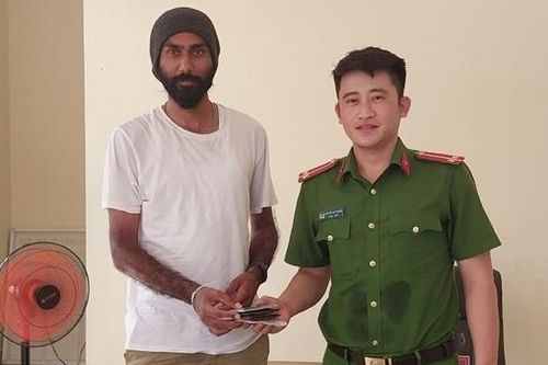 Du khách nước ngoài bị rơi tài sản nhận lại được ngay trong ngày