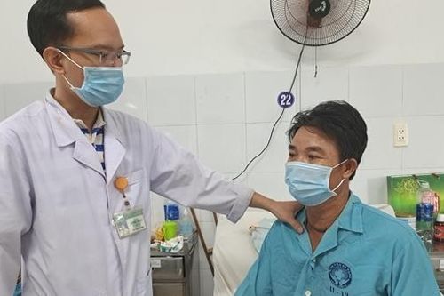 Nam công nhân bị mảnh sắt xuyên thấu cổ