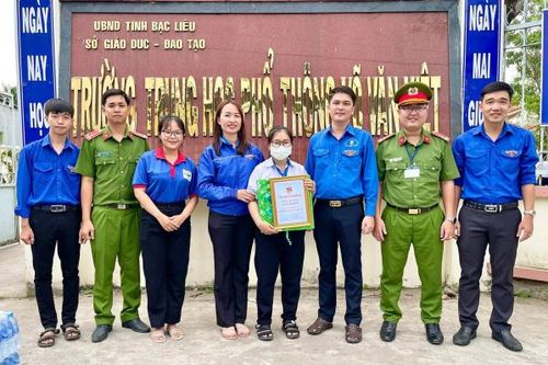 Hành động đẹp khiến nữ sinh được tuyên dương danh hiệu 'Gương sáng mùa thi'