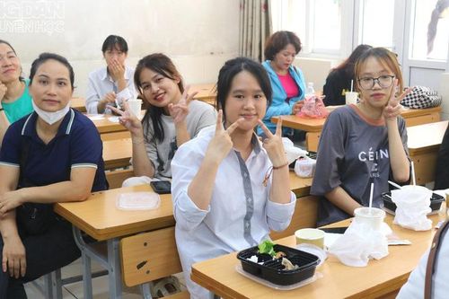 Trường tiểu học mở cửa cho phụ huynh, thí sinh thi tốt nghiệp vào nghỉ trưa