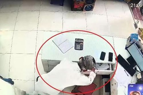 Clip người đàn ông đi xe đạp vào cửa hàng sữa mở tủ trộm 20 triệu đồng