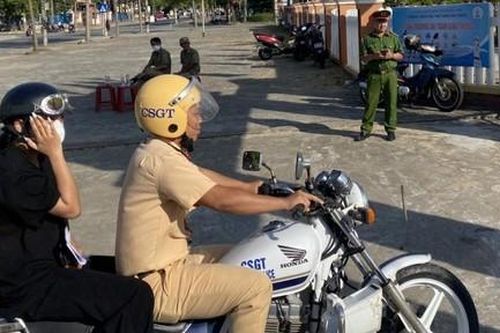CSGT kịp thời đưa thí sinh ngủ quên đến điểm thi kịp thời gian