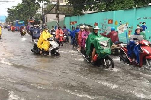 Mưa lớn kéo dài khiến nhiều tuyến đường ở TPHCM ngập nặng