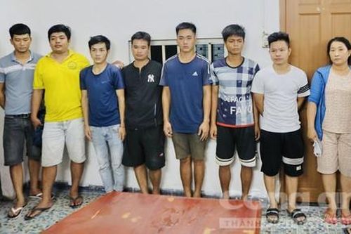 Truy tận ổ hai cơ sở chuyên dán quảng cáo trái phép ở trung tâm TPHCM
