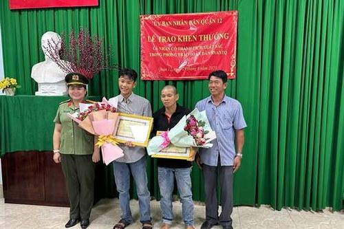 Công an Quận 12 khen thưởng 2 quần chúng dũng cảm bắt cướp
