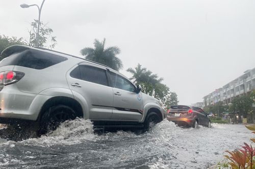 Đường ngập, xe chết máy sau cơn mưa lớn giờ tan tầm ở TP.HCM