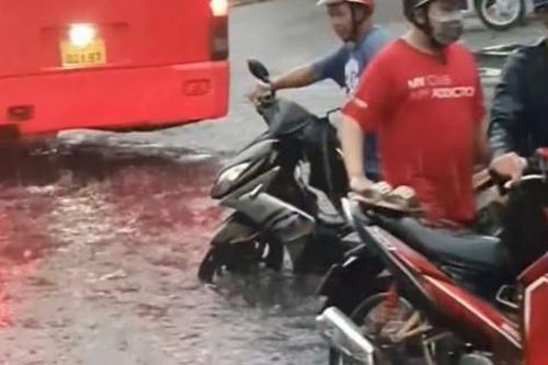 Mưa lớn gây ngập một số tuyến đường tại thành phố Hồ Chí Minh