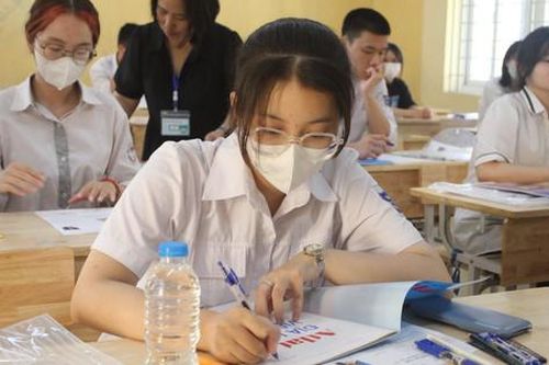 Bù giờ làm bài cho thí sinh bị thu bài sớm 5 phút tại một điểm thi quận Cầu Giấy