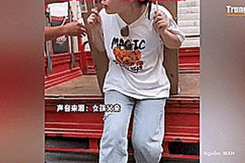 Trung Quốc: Nữ sinh cõng tủ lạnh giao hàng thay cha tàn tật