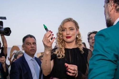 Sau hơn 1 năm ẩn mình, Amber Heard trở lại đóng phim với vai nữ bác sĩ tâm thần
