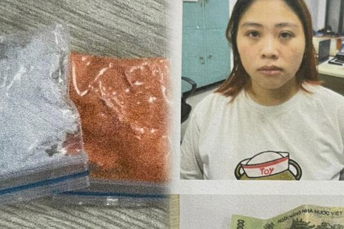 'Nữ quái' 9X lấy 'thuốc lắc' từ trong áo lót nhét vào miệng hòng phi tang vật chứng