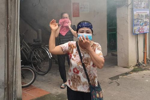 Hình ảnh những phụ nữ trong tổ xung kích tham gia xử lý cháy tầng 2 khu tập thể cũ
