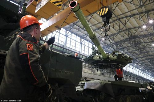 Nhà máy Uralvagonzavod dồn toàn lực sản xuất xe tăng cho quân đội Nga