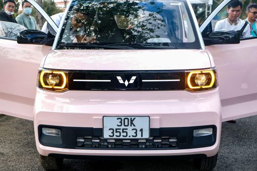 Khách nữ khen xe điện mini Wuling đẹp nhưng khó để 'xuống tiền'
