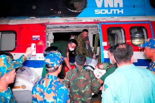 Đưa bệnh nhân đột quỵ não từ thị trấn Trường Sa về Bệnh viện Quân y 175 điều trị