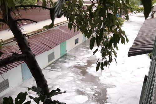 Đồng Nai: Làm rõ dòng nước bọt trắng xóa tràn vào khu dân cư