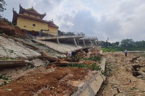 Sập bờ kè sông Phó Đáy tại xã Sơn Đông, huyện Lập Thạch