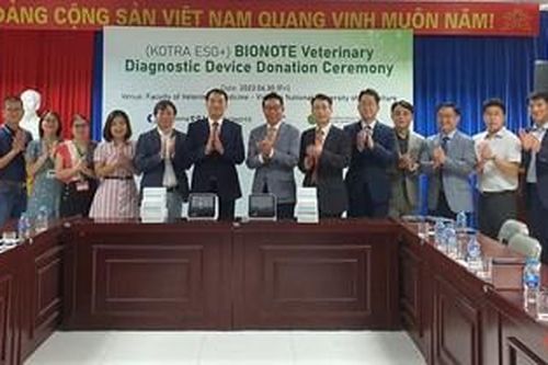 Doanh nghiệp Hàn Quốc trao tặng máy xét nghiệm hỗ trợ chăm sóc y tế cho động vật