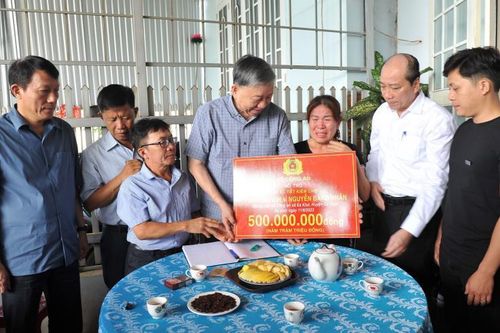 Đoàn công tác Bộ Công an thăm hỏi gia đình các liệt sỹ tại Đắk Lắk