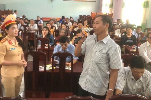 CSGT Công an Đắk Nông về tận thôn buôn tuyên truyền luật giao thông đường bộ