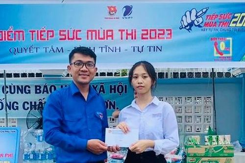 Nữ sinh mất cả mẹ lẫn em trong dịch COVID-19 nhận học bổng 'Tiếp sức mùa thi'