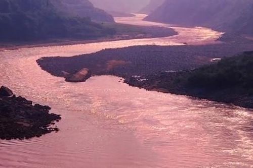 Dòng sông bí ẩn nhất Trung Quốc, cứ mưa xuống là đỏ au như... máu