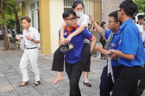 Tiếp nối nghĩa cử cao đẹp mùa thi