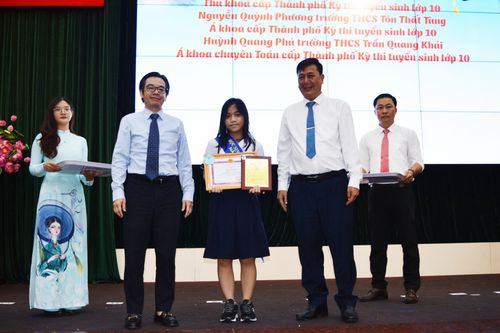 Khen thưởng thủ khoa, á khoa Kỳ thi vào lớp 10 năm học 2023-2024