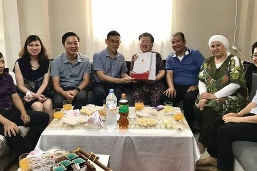 Đại sứ quán Việt Nam thăm hỏi gia đình người Việt tại Algiers nhân dịp lễ Eid Al-Adha