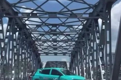 Xử phạt tài xế taxi ngang ngược quay đầu xe trên cầu Trường Tiền