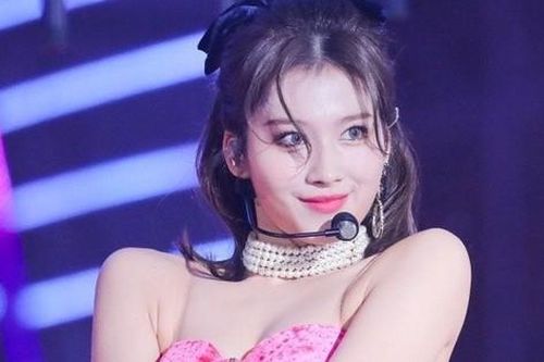 Nữ ca sĩ ngã khuỵu trên sân khấu