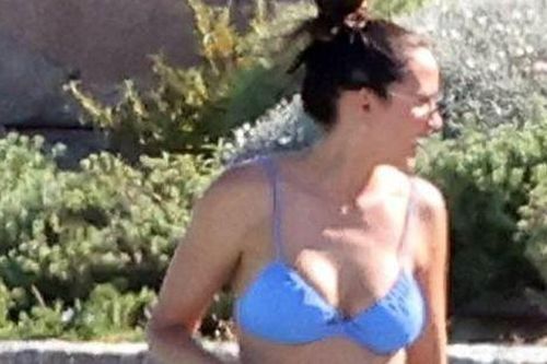 Thần Sấm thân thiết với gái lạ trong tiệc bikini