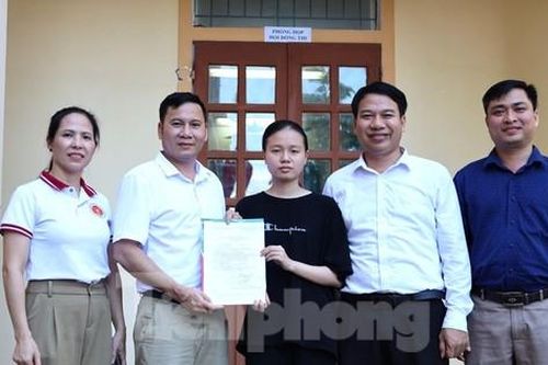 Nữ sinh mồ côi được trường Đại học Kinh tế Nghệ An cấp học bổng toàn phần