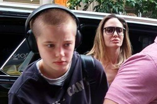 Con gái Angelina Jolie và Brad Pitt gây chú ý với quả đầu trọc