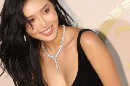 Showbiz 30/6: Nữ ca sĩ chủ động theo đuổi doanh nhân hơn 12 tuổi