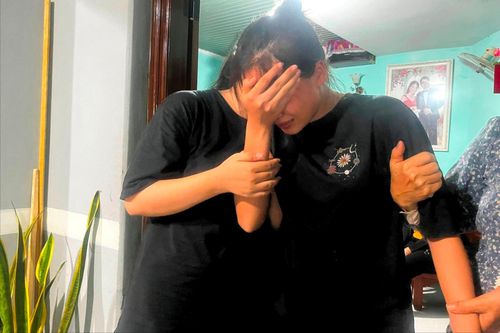Vụ sạt lở ở Đà Lạt: Quặn lòng cảnh cha già đón quan tài hai con