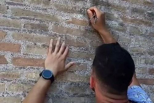 Cảnh sát Ý xác định được du khách khắc tên ở đấu trường La Mã