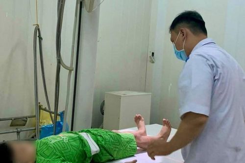 Xác minh vụ học sinh lớp 1 bị người dạy trẻ dùng gậy gỗ đánh ở lớp học thêm