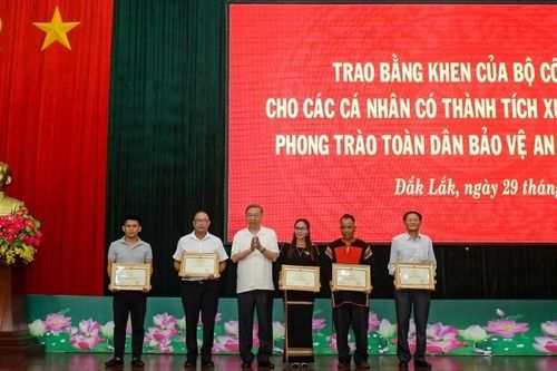 Bộ trưởng Tô Lâm trao bằng khen cho 5 người dân tham gia bắt khủng bố ở Đắk Lắk