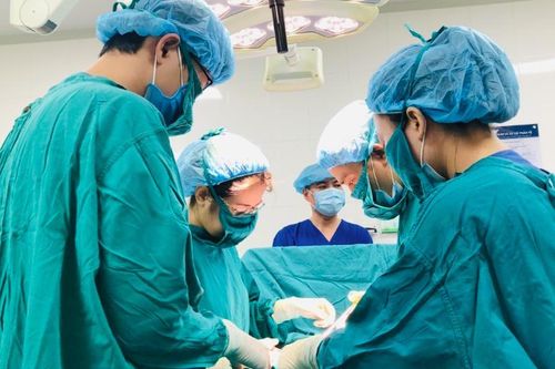 Nữ sinh Hà Nội nhập viện khẩn vì u nang