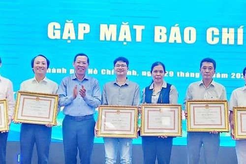 UBND TP.HCM trao 5 bằng khen cho báo VietNamNet