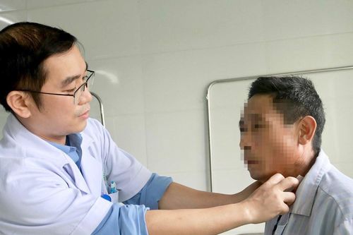 Người đàn ông mang khối u bướu cổ nặng gần 1kg