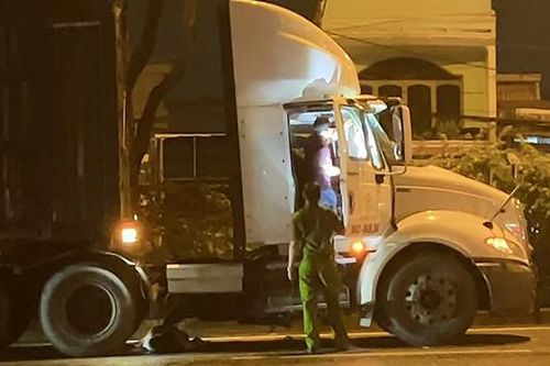 Qua đường sai quy định, người bán vé số bị container tông tử vong