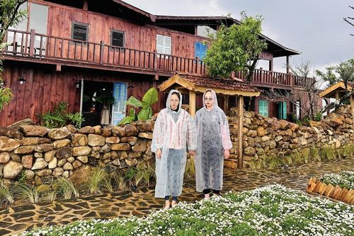 Đà Lạt mưa ngập, sạt lở, du khách bể kèo vui chơi, vội vã đổi lịch trình
