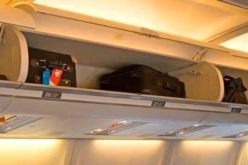 Lời cảnh báo của cô gái suýt rước họa vào thân vì giúp đỡ người lạ trên máy bay
