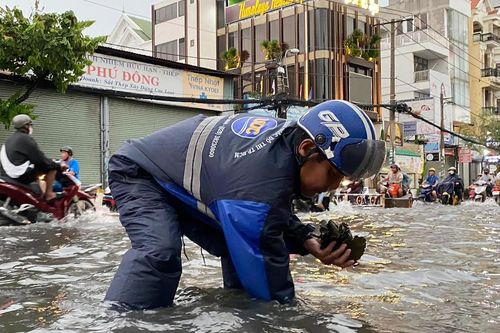 Ngày thứ 3 TP.HCM mưa lớn, hàng loạt tuyến đường lại 'ngập như sông'