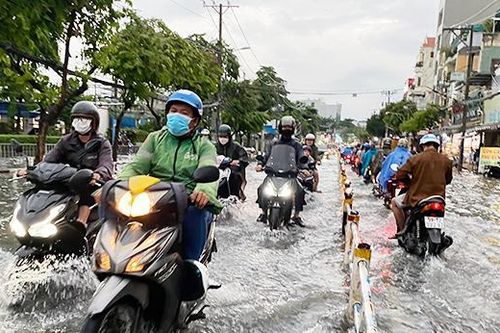 TP.HCM: Mưa lớn gây ngập sâu, nhiều xe chết máy, tài xế ngán ngẩm